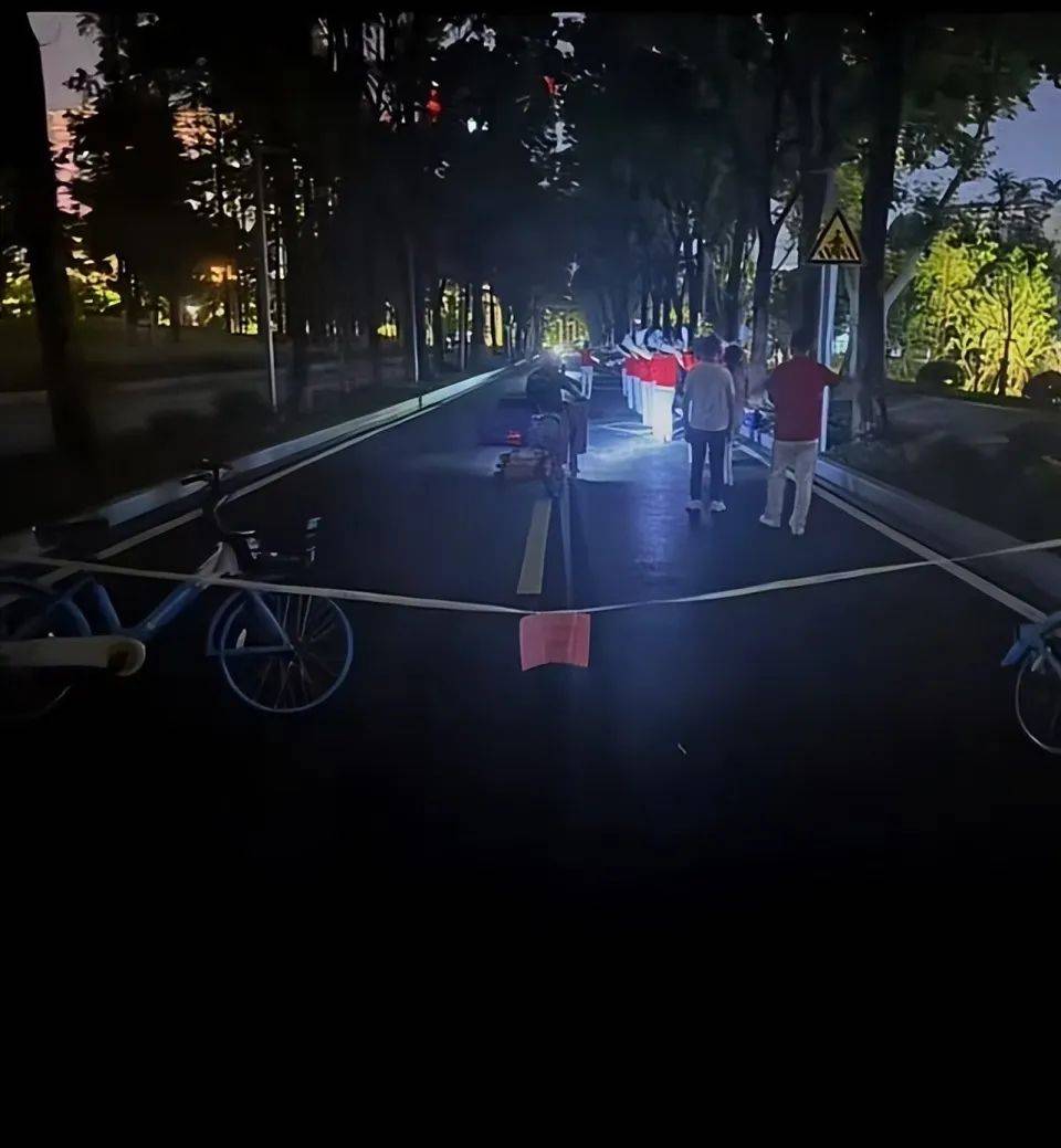 武汉大妈拉线封路跳广场舞，悬挂告示“锻炼区域车辆绕行”？当地回应