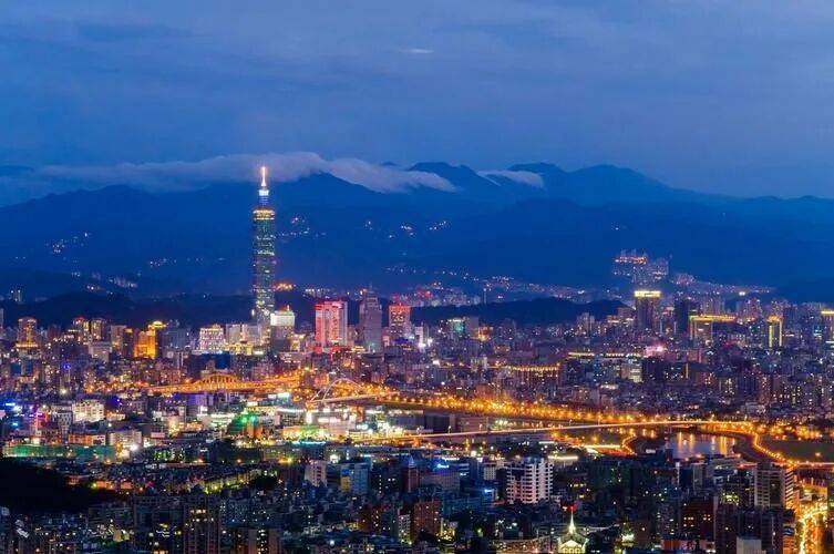 王毅抵达欧洲，华春莹陪同出席，意大利公开选边站，欧盟傻眼了！