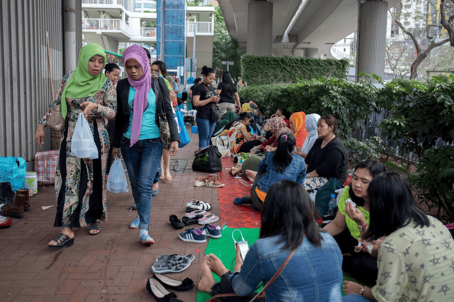 印尼女佣竟是富家女，有农场，未婚夫是帅气飞行员