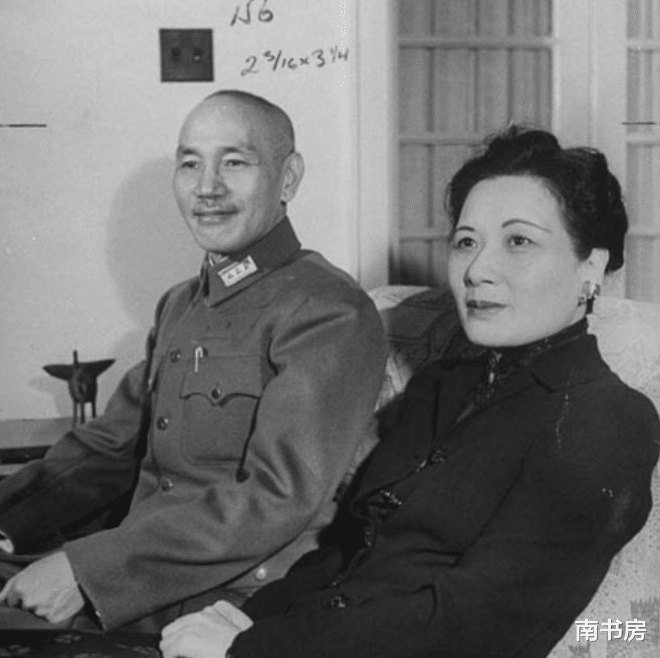 老蒋一年的收入，按照购买力换算成人民币，是多少钱？