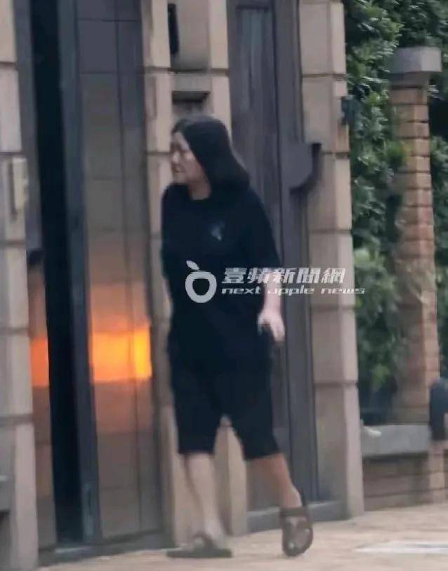 王菲台北神秘现身，与宽姐密会，背后的秘密交易还是纯粹闺蜜情深