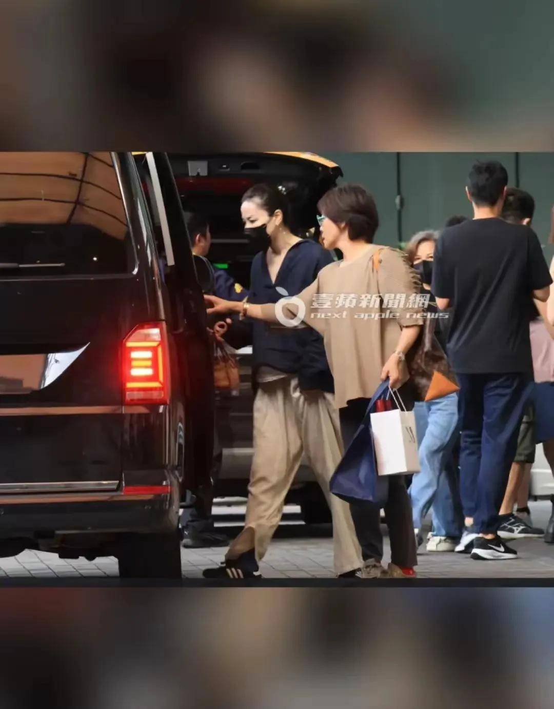王菲台北神秘现身，与宽姐密会，背后的秘密交易还是纯粹闺蜜情深