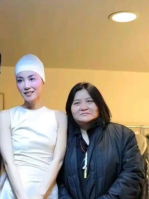 王菲台北神秘现身，与宽姐密会，背后的秘密交易还是纯粹闺蜜情深