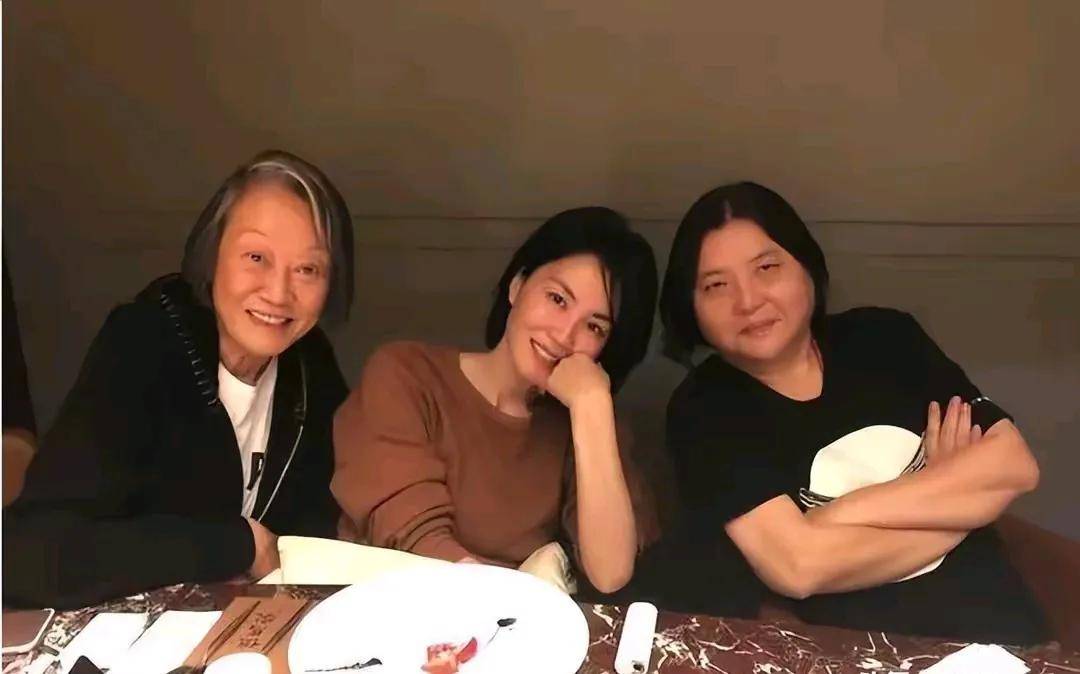 王菲台北神秘现身，与宽姐密会，背后的秘密交易还是纯粹闺蜜情深